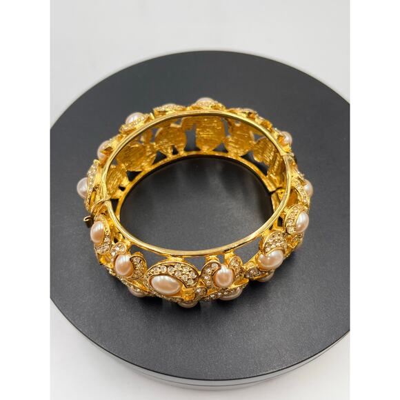 Ivana Trump Signed Vintage Faux Pearl Cabochon Gold Plated Hinged Bangle - Picture 4 of 8